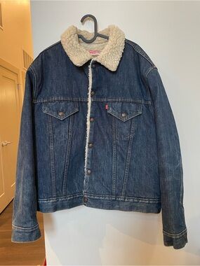 Vintage 80’s Levi's Dark Blue Denim Jacket with Cream Sherpa Collar